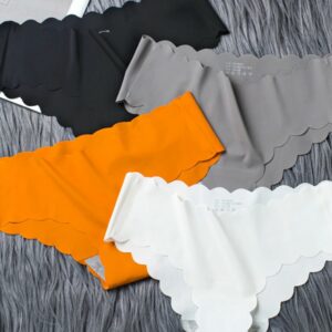 4 culottes dépliées sur un fond gris. Une orange, une grise, une noire et une blanche.