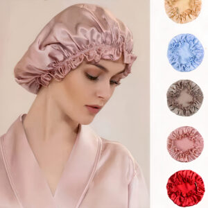Femme portant un bonnet en satin rose et à droite de l'image, on voit les variations de couleurs.