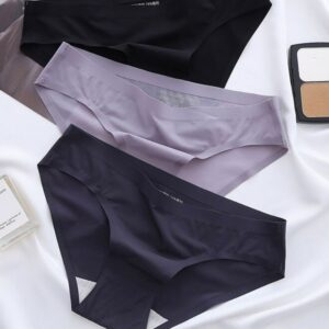 3 culottes en satin sur un fond blanc. Une noire, une violette et une grise.
