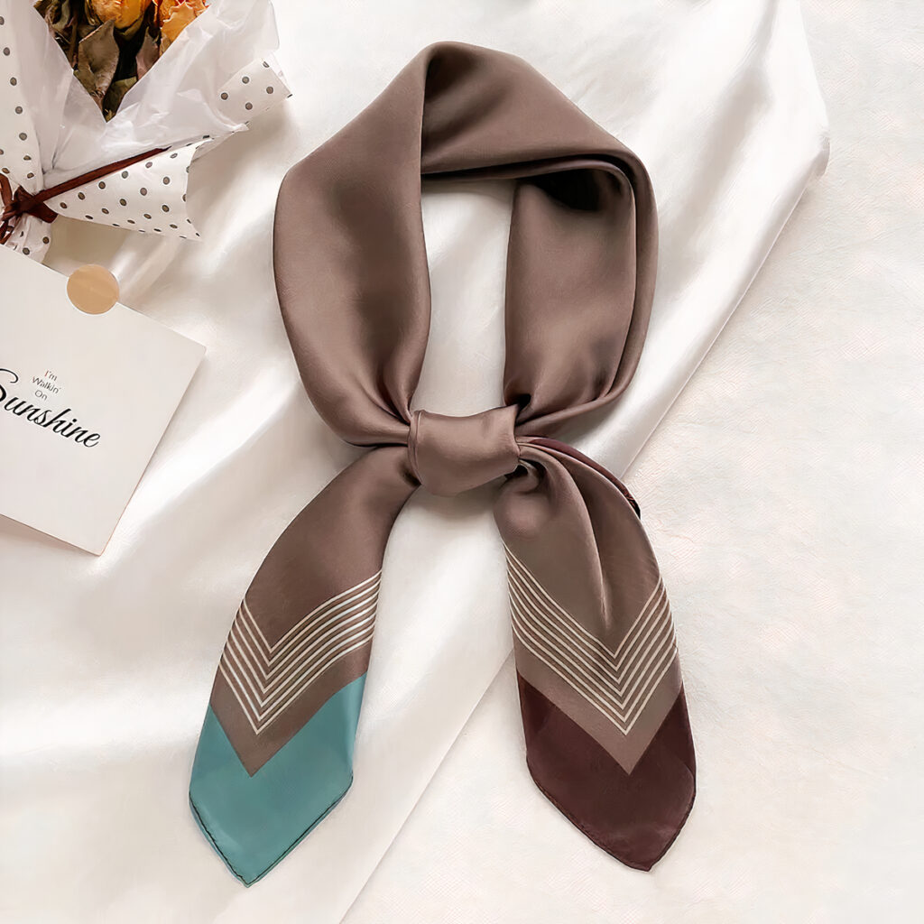 Foulard en satin noué beige avec deux bords bleu et marron