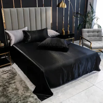 lit avec des draps en satin noir