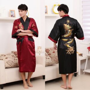 On voit un homme porté un kimono de deux façons. Il est rouge d'un côté et noir de l'autre.