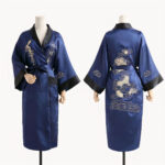 Kimono bleu montré de face et de dos sur fond blanc.