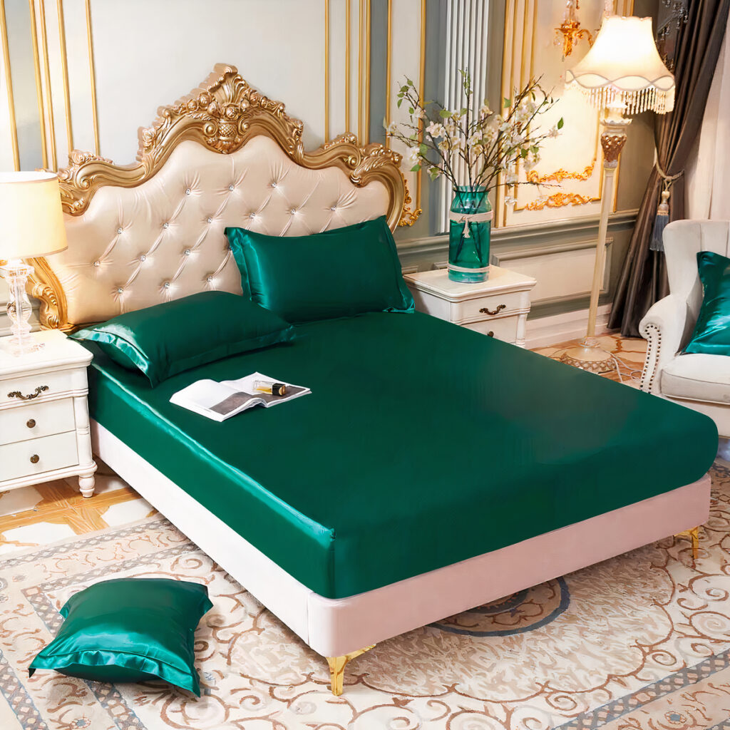Très joli lit dans un hôtel avec une tête de lit capitonnée. La chambre est chic et les draps sont en satin.