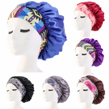 Mannequin portant des bonnets de couleurs différentes sur fond blanc.