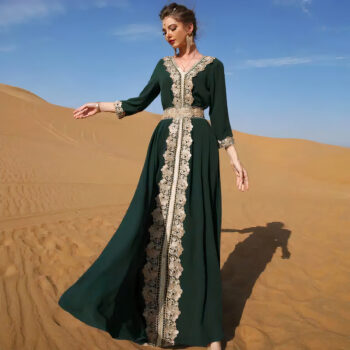 Femme portant une robe longue en satin verte dans le désert.