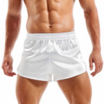 Caleçon blanc en satin porté par un homme sur fond blanc.