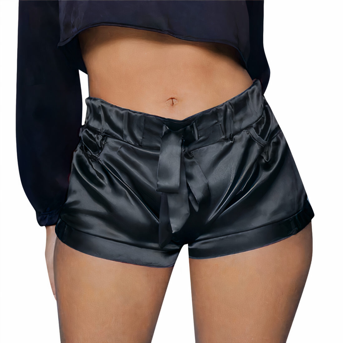 On voit une femme au teint mate qui porte un short noir en satin.