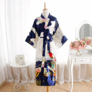 Kimono en satin bleu marine imprimé de motifs asiatiques. Le kimono est sur un mannequin buste dans une chambre devant une fenetre avec une coiffeuse et une table basse