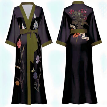 Kimono en satin noir imprimé de fleurs vu de face et de dos. Extrémités de couleur verte et ceinture de la même couleur.