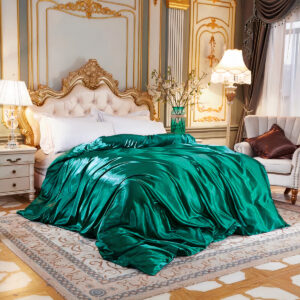 Couvre lit en satin vert uni sur lit king size dans chambre luxueuse