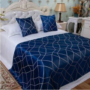 Couvre lit en satin bleu marine sur lit