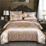Lit avec une parure de satin imprimé de roses de couleur beige