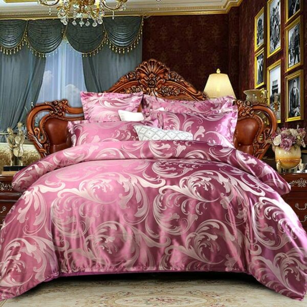Lit rose dans une chambre à moquette blanche avec une tête de lit e bois marron et de photos encadrés sur le mur.