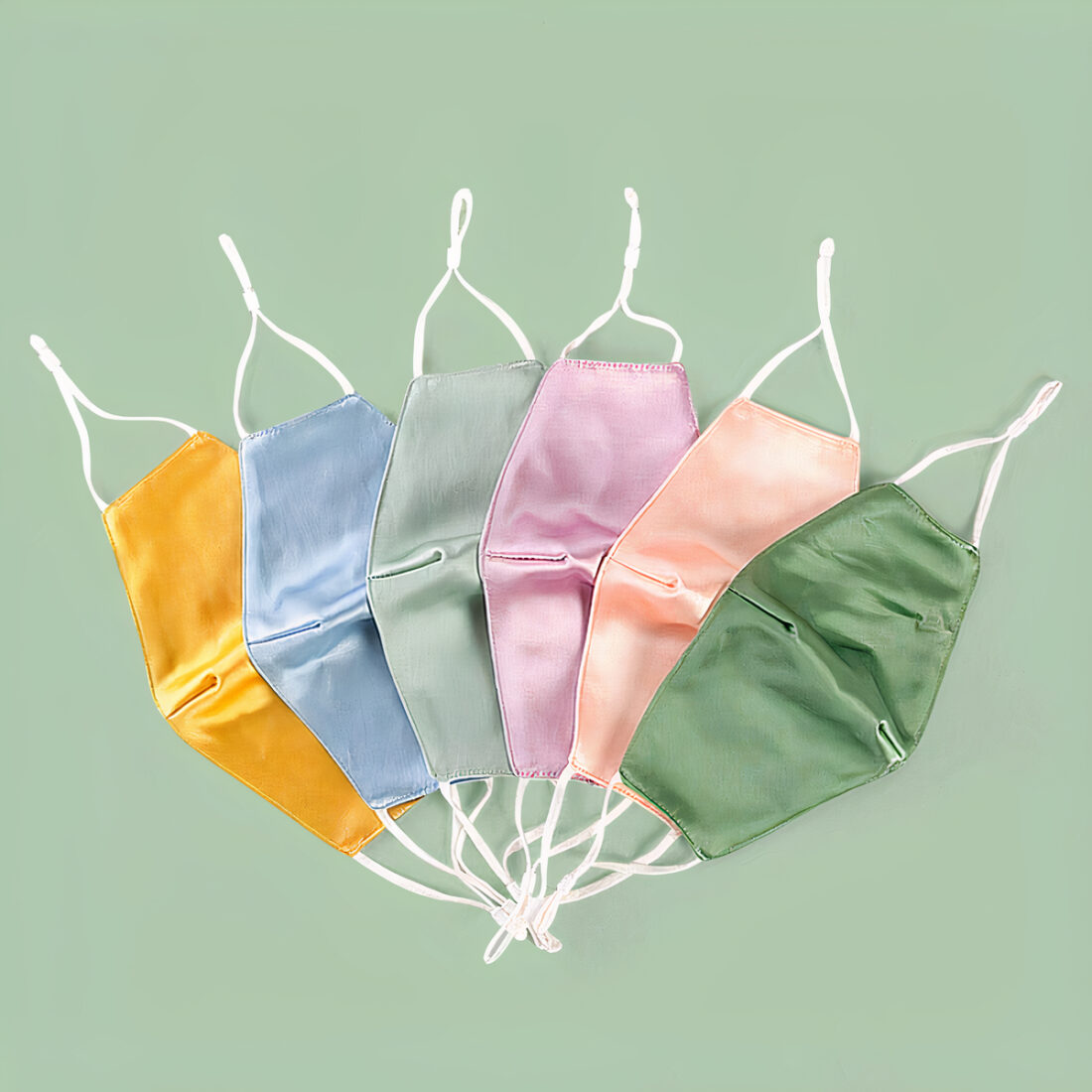 Masque en satin plusieurs coloris sur fond vert pastel