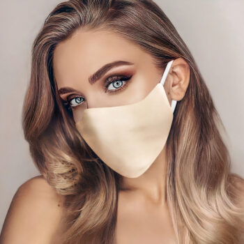 Masque facial en satin coloré or porté sur jeune fille.