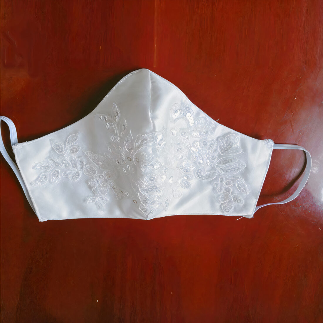 Masque en satin et dentelle blanc pour la mariée.