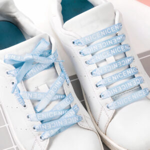 Chaussures blanches avec lacets bleus clair imprimés lettres blanches.