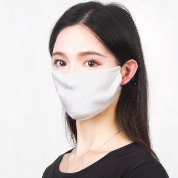 Masque en satin et soie blanc.