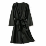 Robe de chambre courte noire en satin uni pour femme sur fond blanc