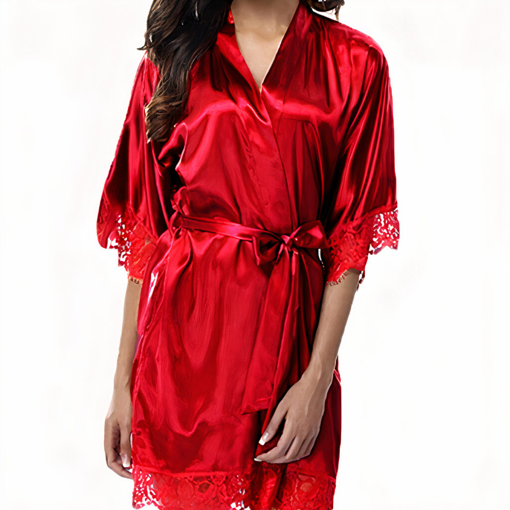 Femmes portant un peignoir en satin et dentelle. Un femme avec un peignoir rouge un avec un peignoir noir en deux vues et une portant un peignoir blanc