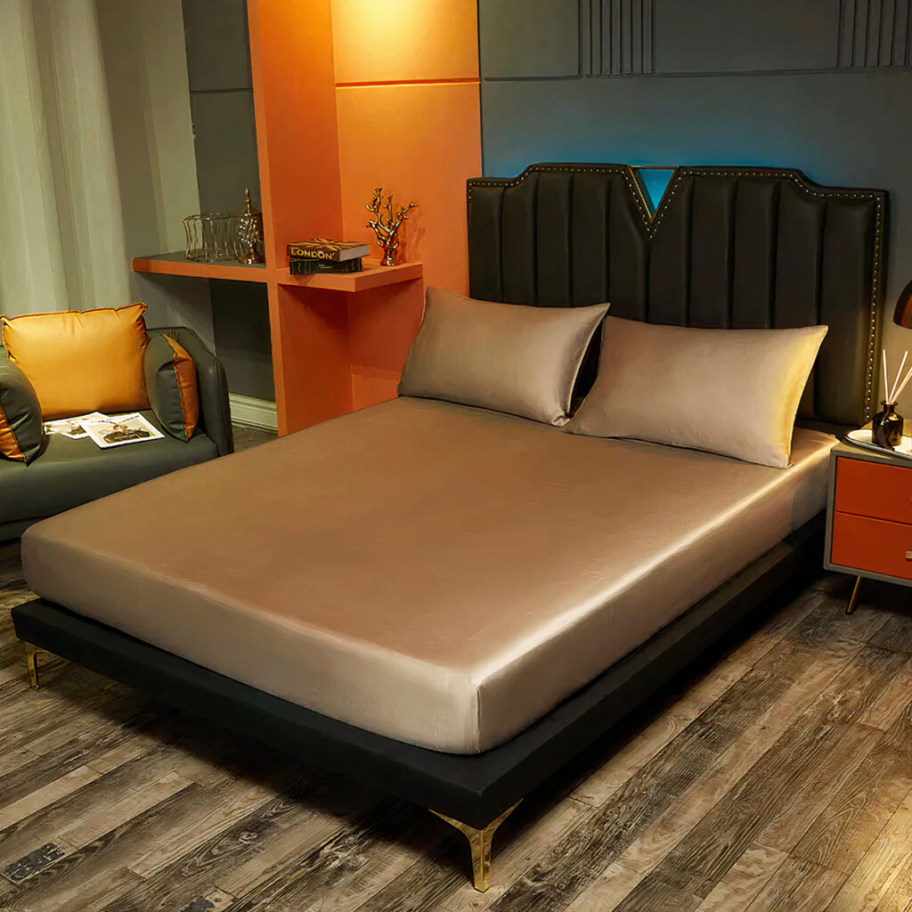 Drap house en satin beige dans une très belle chambre décoré