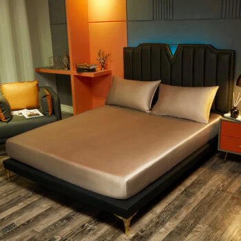 Drap house en satin beige dans une très belle chambre décoré