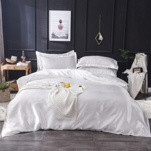 Photo d'un lit avec des draps de satin blanc dans une chambre moderne