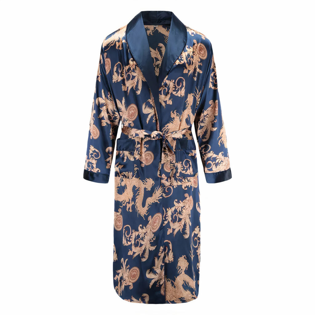 Kimono bleu avec motifs rose sur fond blanc.