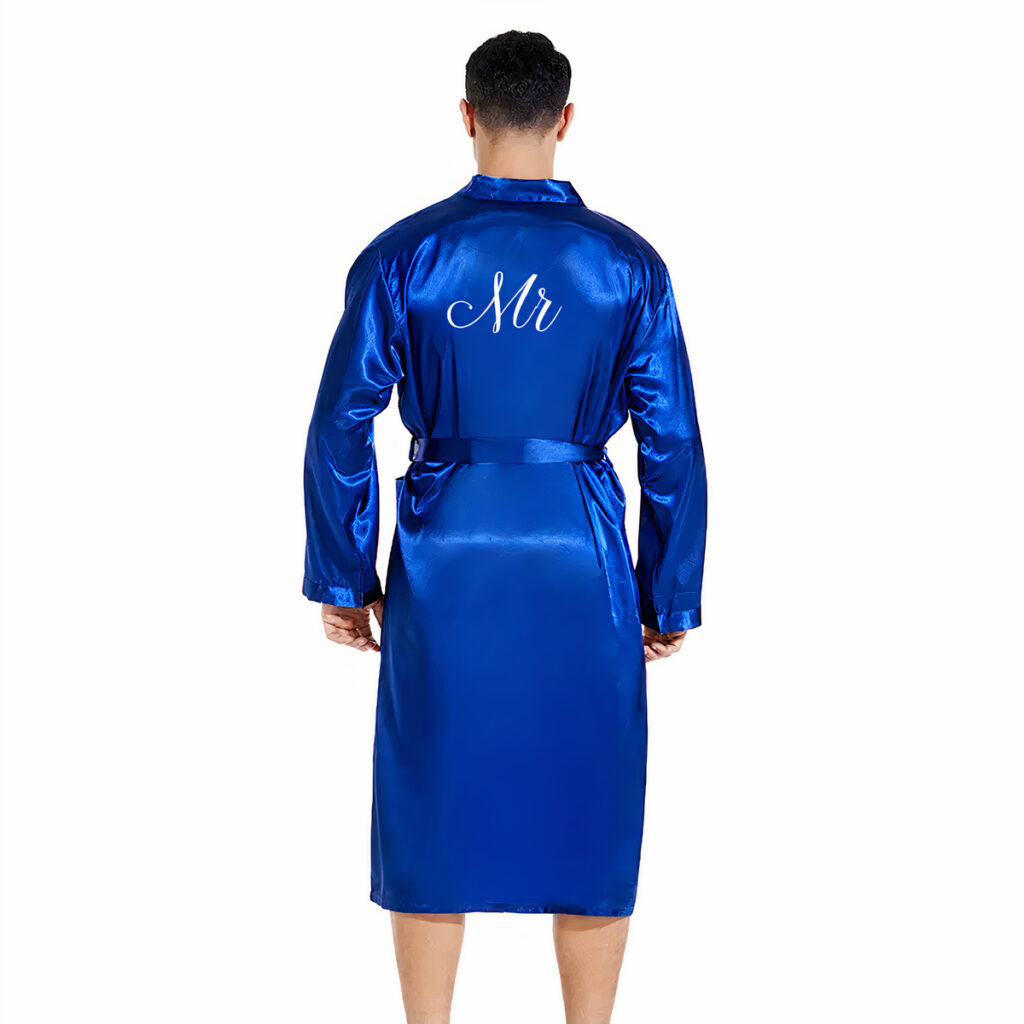 Homme de dos portant une robe de chambre bleu avec écriture "Mr".