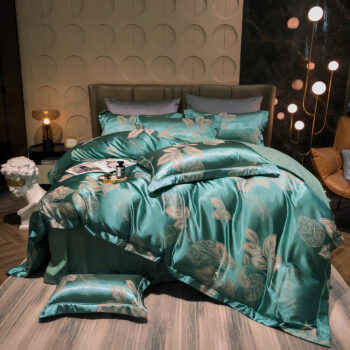 Lit avec une parure de draps de satin vert imprimé de fines feuilles.