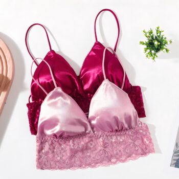 2 soutien gorges rose sur fond blanc.