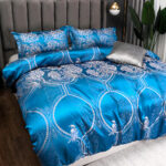 Housse de couette en satin jardin français. Bonne qualité et très confortable, sur un lit dans une maison.