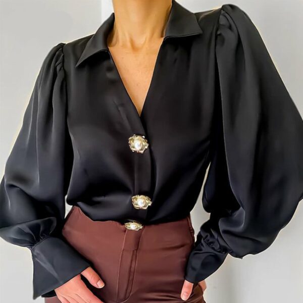 Buste de femme portant une chemise en satin noir avec des gros boutons style vintage