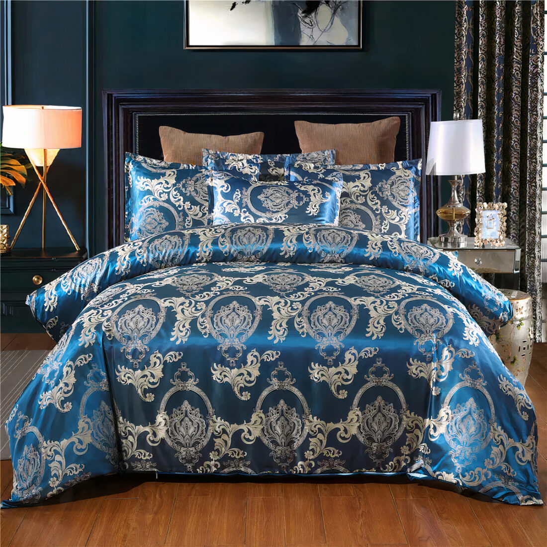 Lit avec des draps bleus et dorés dans une chambre avec du parquet marron, une lampe blanche sur pied, des coussins marrons et un mur bleu foncé derrière le lit.