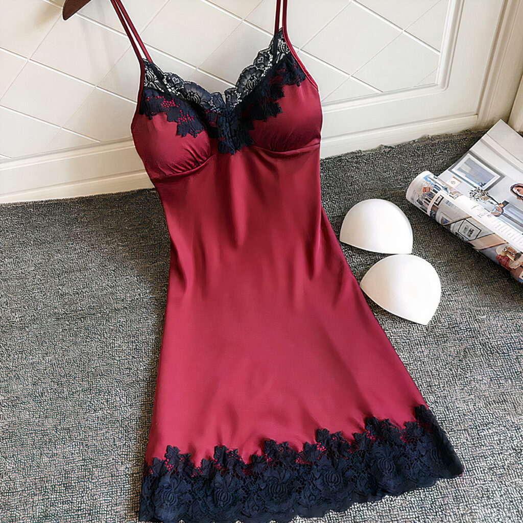 Nuisette en satin rouge avec dentelle noir sur un cintre