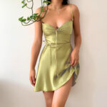 Mini robe en satin sexy verte. Bonne qualité et très tendance, porté par une femme.