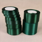 Rouleaux de ruban de satin vert sapin