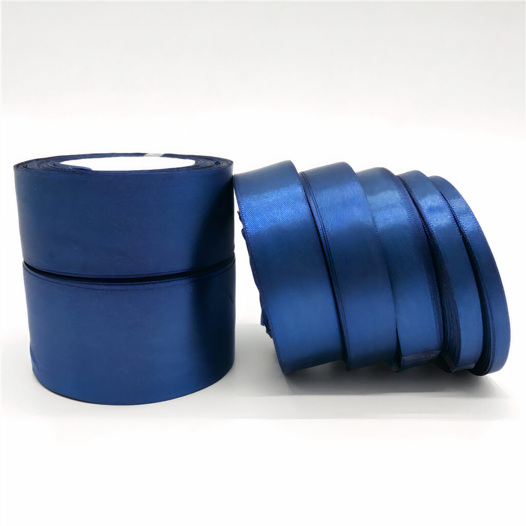 rouleau de ruban de satin bleu