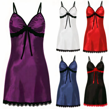 Nuisettes en satin bordé de dentelle sur le bas et sous la poitrine. 5 nuisettes en satin colorées sur fond blanc