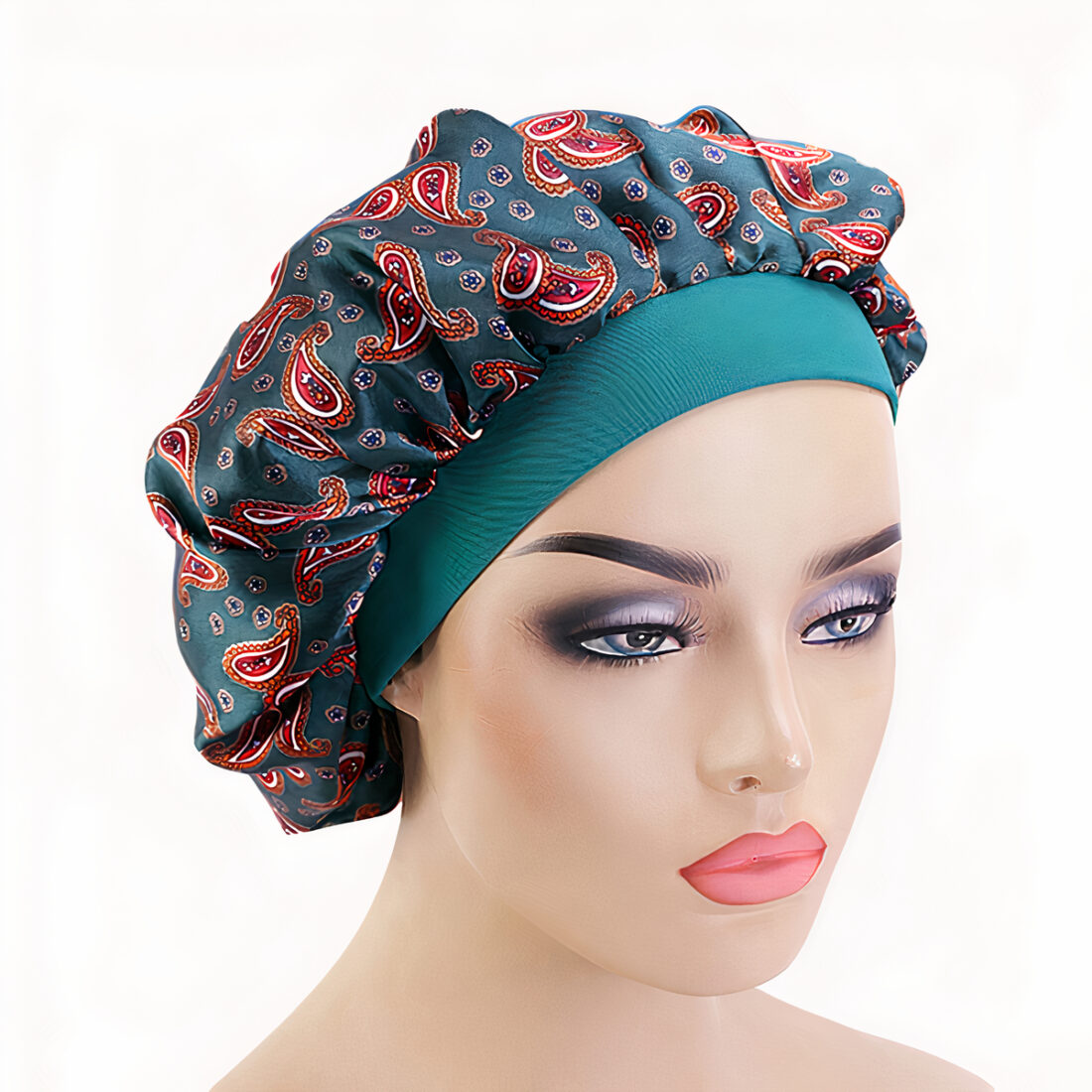 Tête de mannequin maquillé avec un bonnet en satin bleu turquoise sur la tête