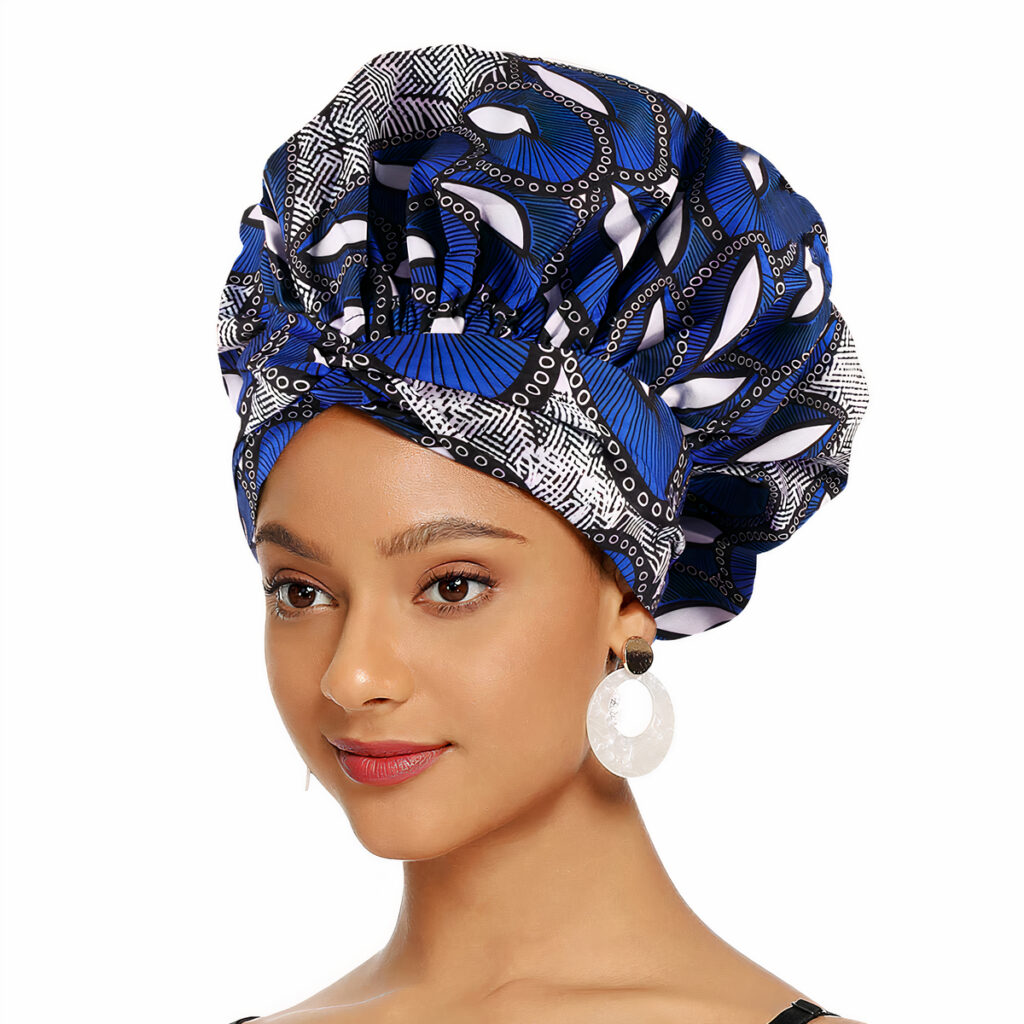 femme portant un bonnet en satin bleu, blanc et noir avec des vboucles d'oreilles rondes argentées.