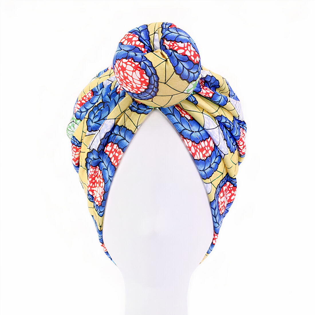 Tête de mannequin blanc avec un bonnet en satin bleu, jaune et rose sur la tête