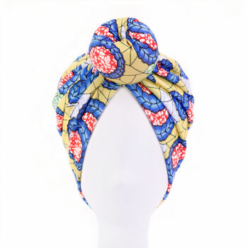 Tête de mannequin blanc avec un bonnet en satin bleu, jaune et rose sur la tête