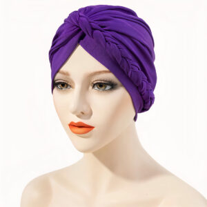Mannequin maquillé avec un bonnet en satin violet sur la tête avec une tresse sur le côté
