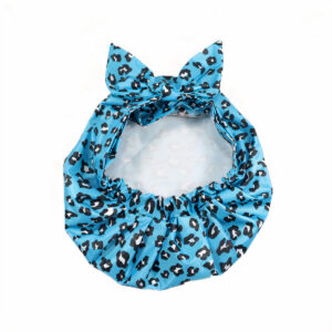 Bonnet bleu en satin avec un élastique. Motifs imprimés léopard avec un noeud sur le devant du bonnet