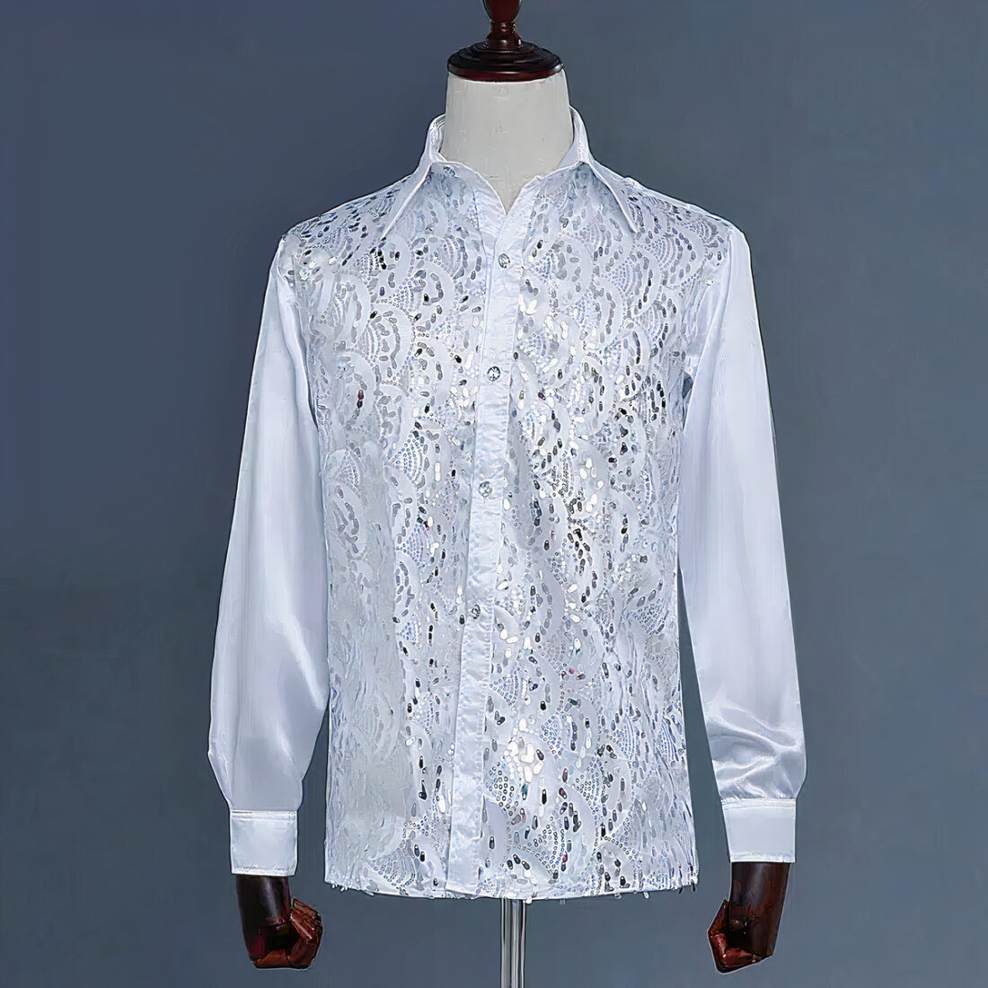 Chemise blanche ajourée en satin avec paillettes sur un buste de mannequin sur fond gris.