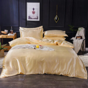 Photo d'un lit avec des draps de satin beige dans une chambre moderne