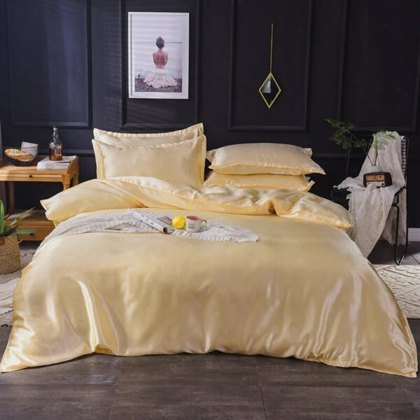 Photo d'un lit avec des draps de satin beige dans une chambre moderne