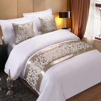 Couvre lit floral argenté avec motif et bordure en satin assorti aux oreillers